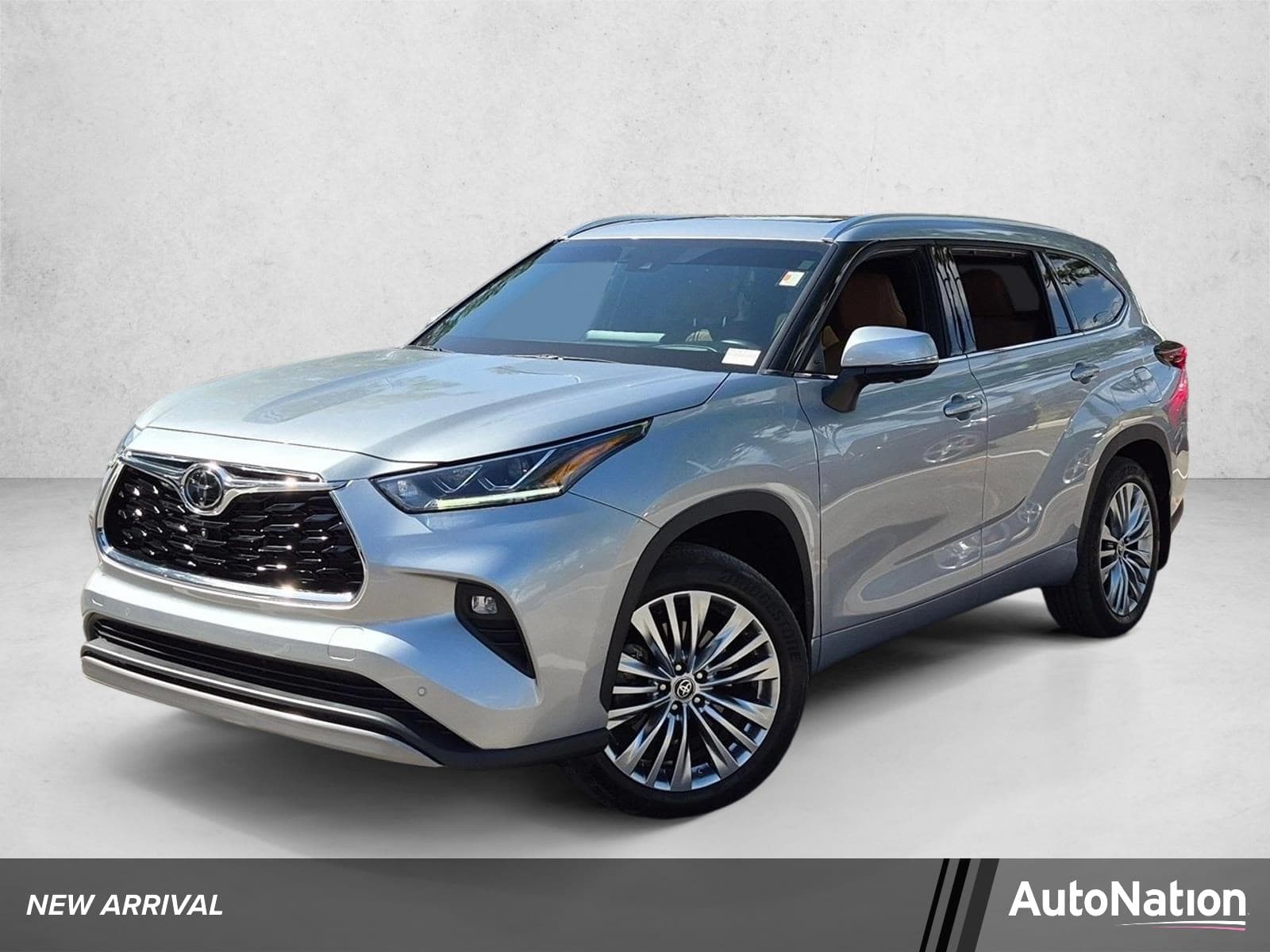 2024 Toyota Highlander Platinum — photo 1 of 17