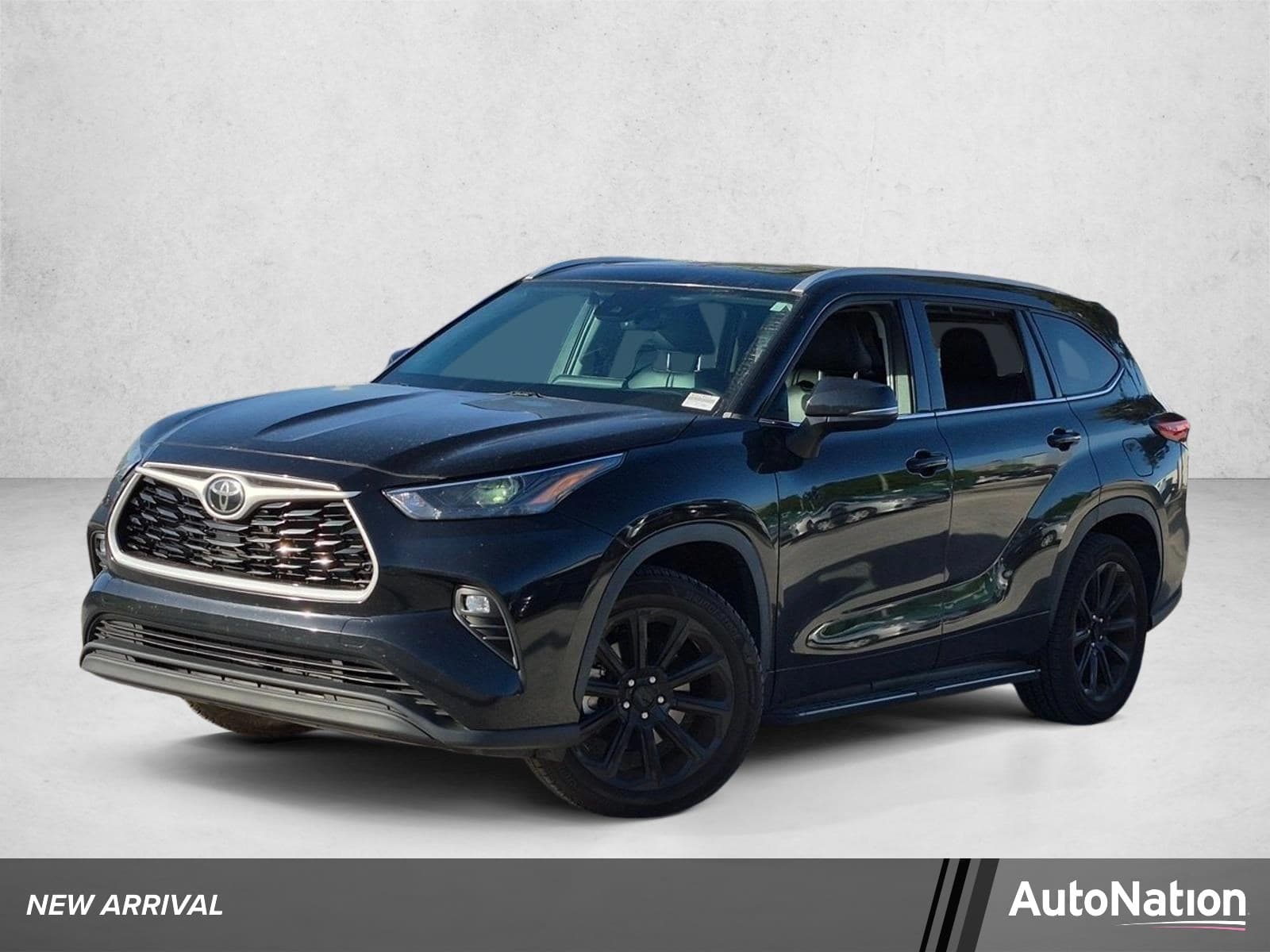 2022 Toyota Highlander XLE — photo 1 of 17