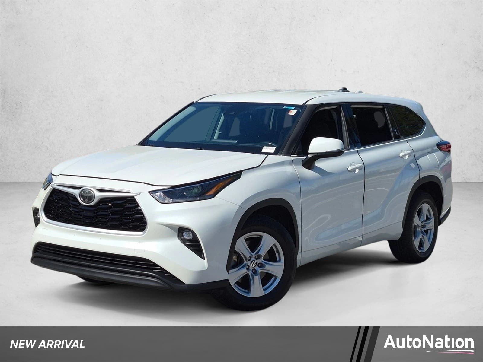 2021 Toyota Highlander LE — photo 1 of 17