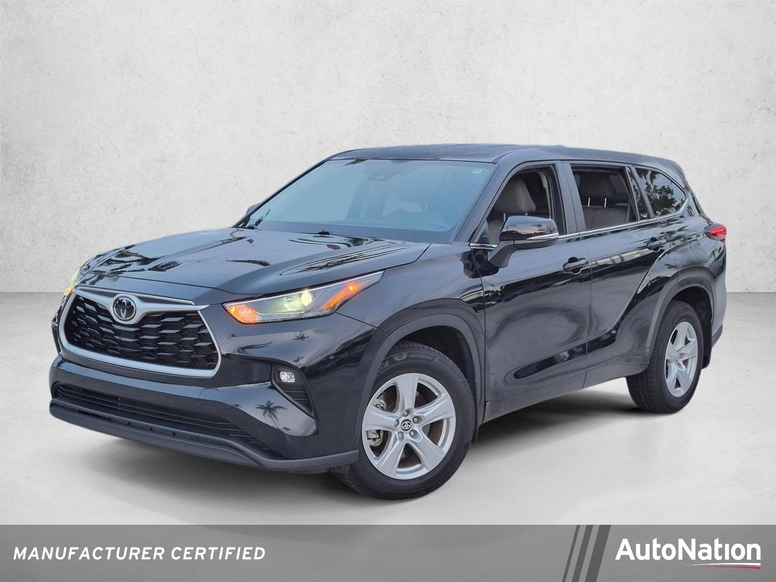 2024 Toyota Highlander LE — photo 1 of 22