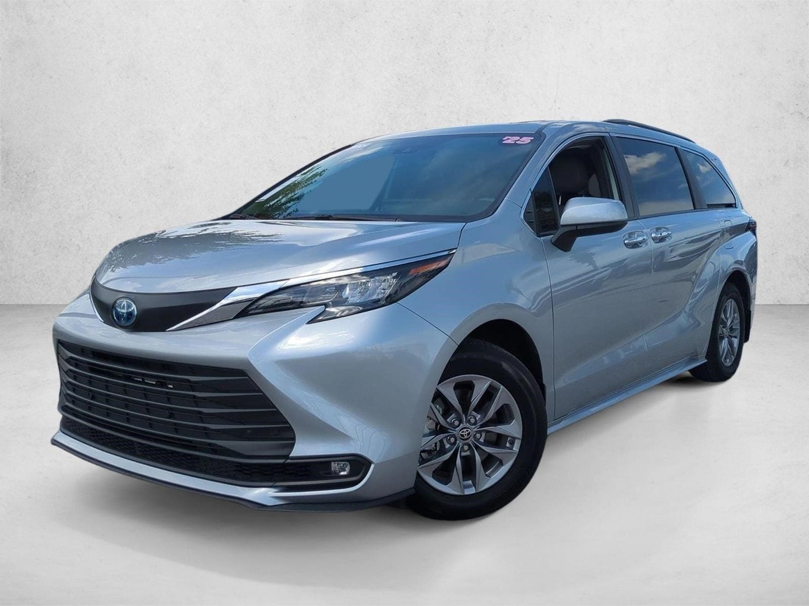 2025 Toyota Sienna XLE 8 Passenger — photo 1 of 25