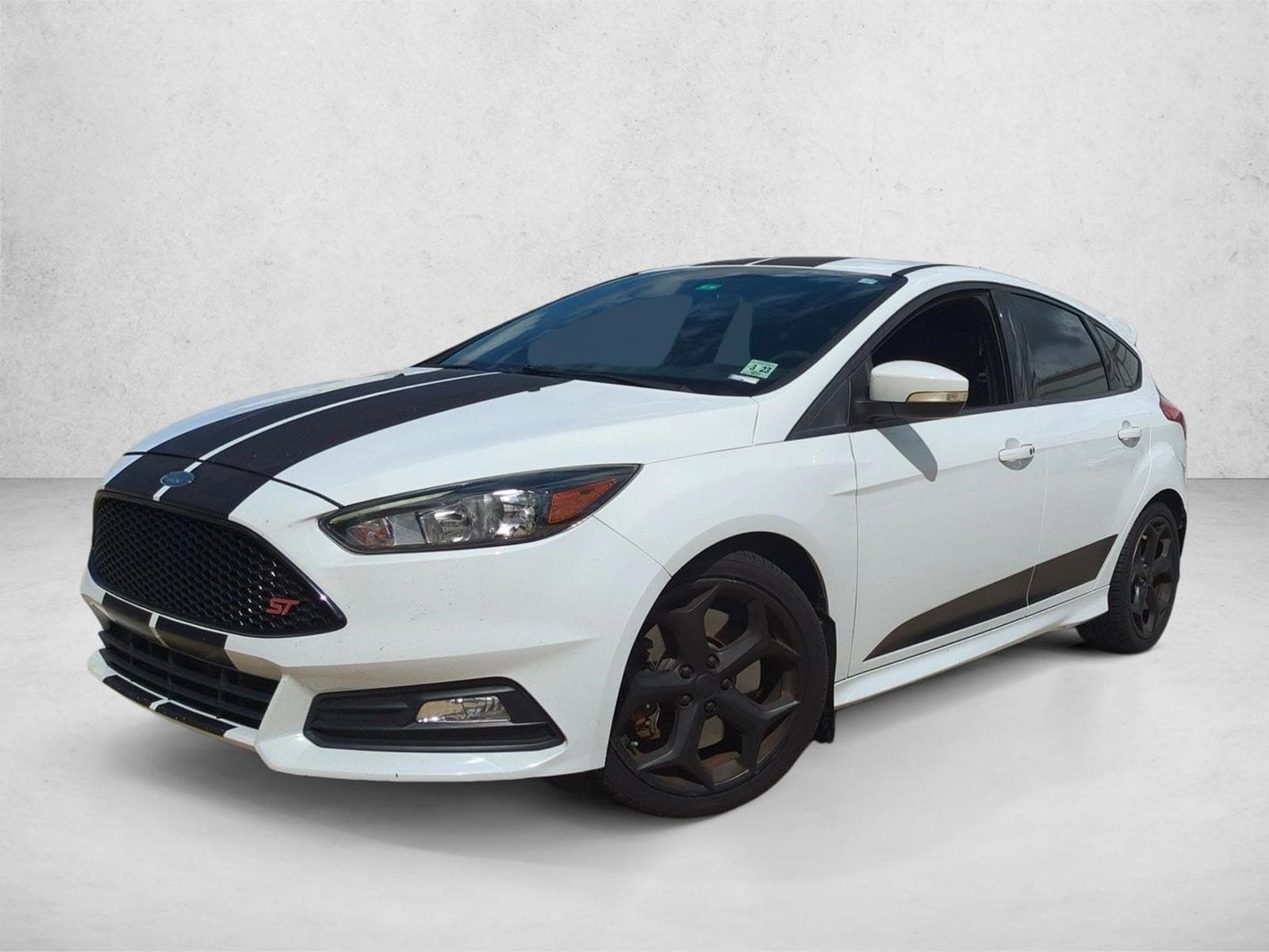 2018 Ford Focus Base — photo 1 of 15