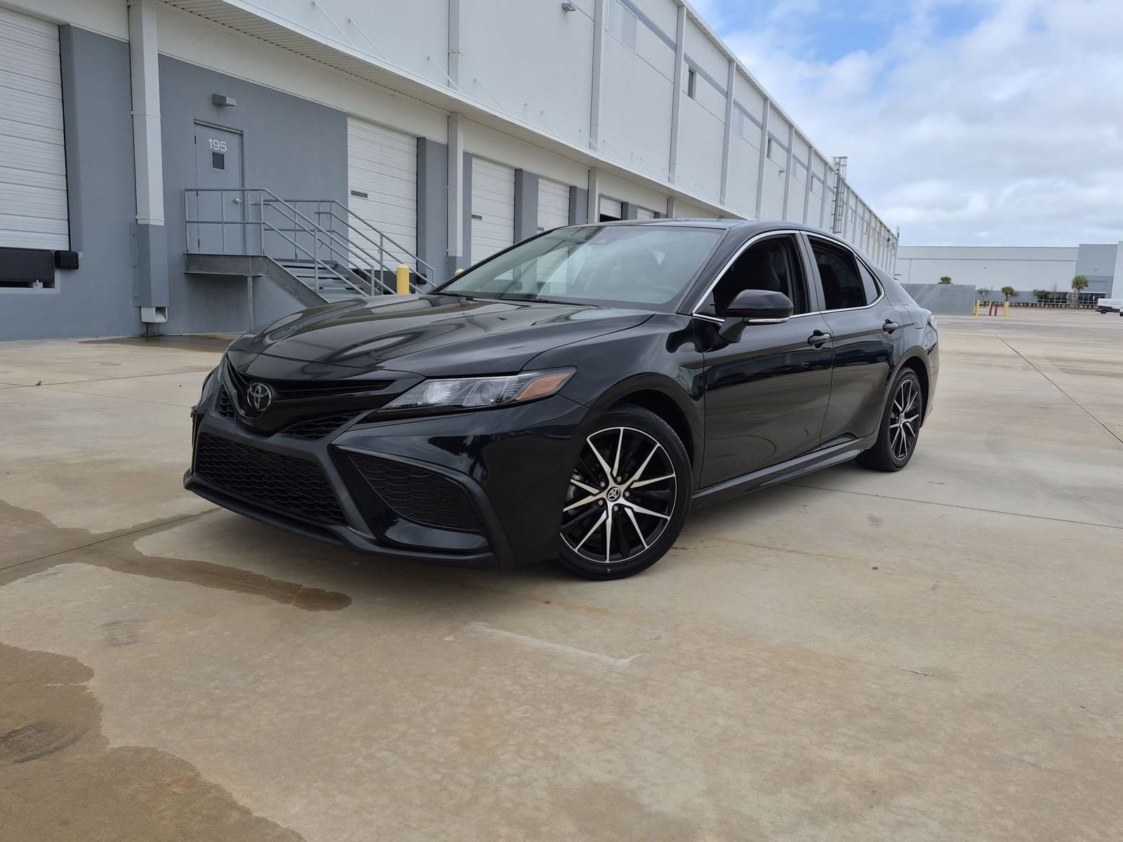 2023 Toyota Camry SE — photo 1 of 23