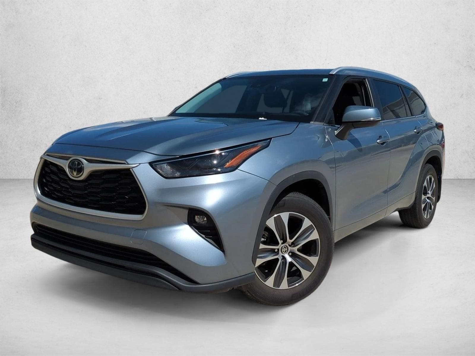 2024 Toyota Highlander XLE — photo 1 of 15