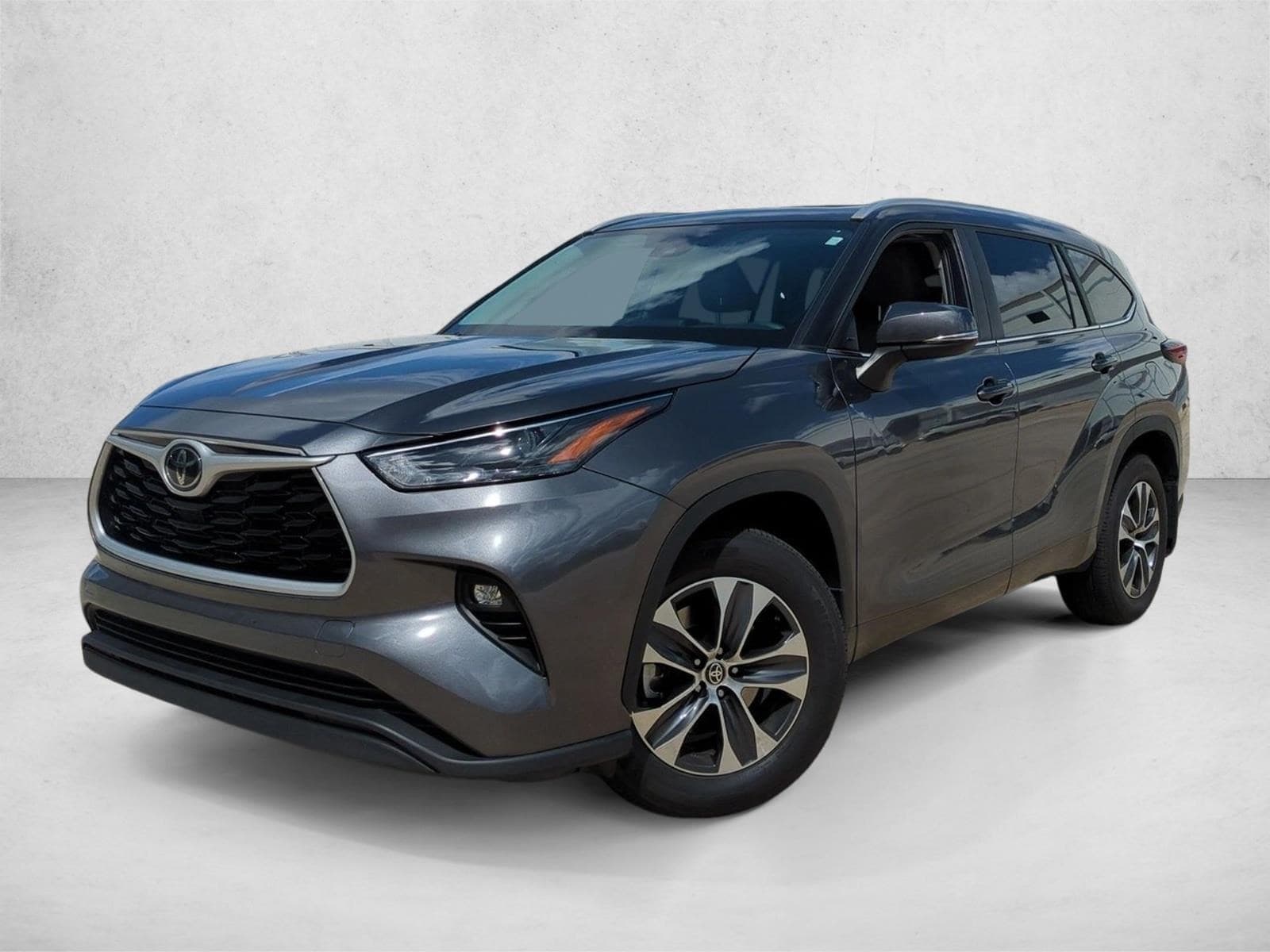 2024 Toyota Highlander XLE — photo 1 of 15