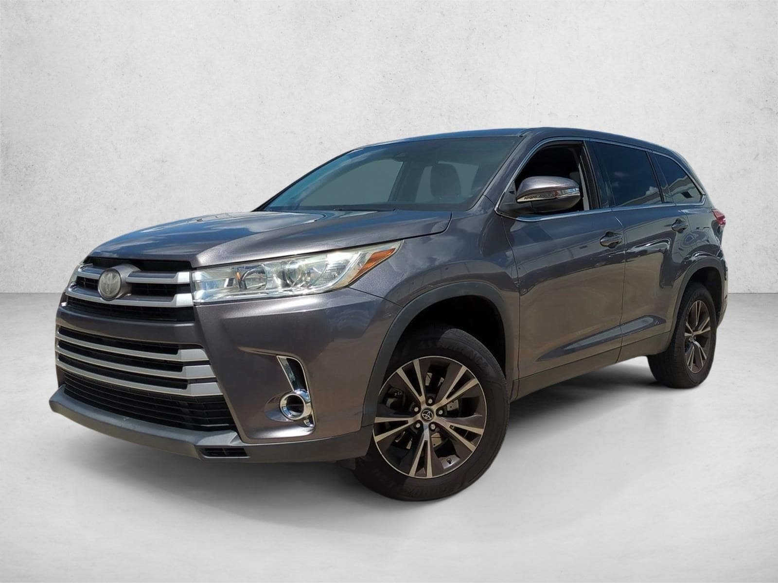 2019 Toyota Highlander LE I4 — photo 1 of 15