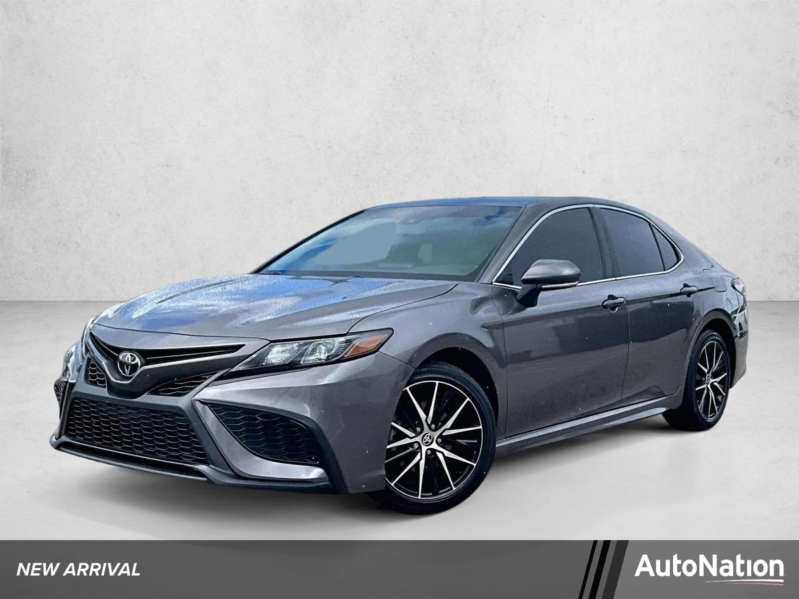 2024 Toyota Camry SE — photo 1 of 30