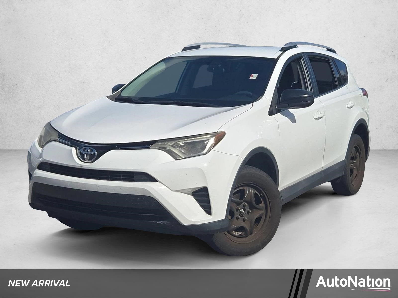 2016 Toyota RAV4 LE — photo 1 of 15