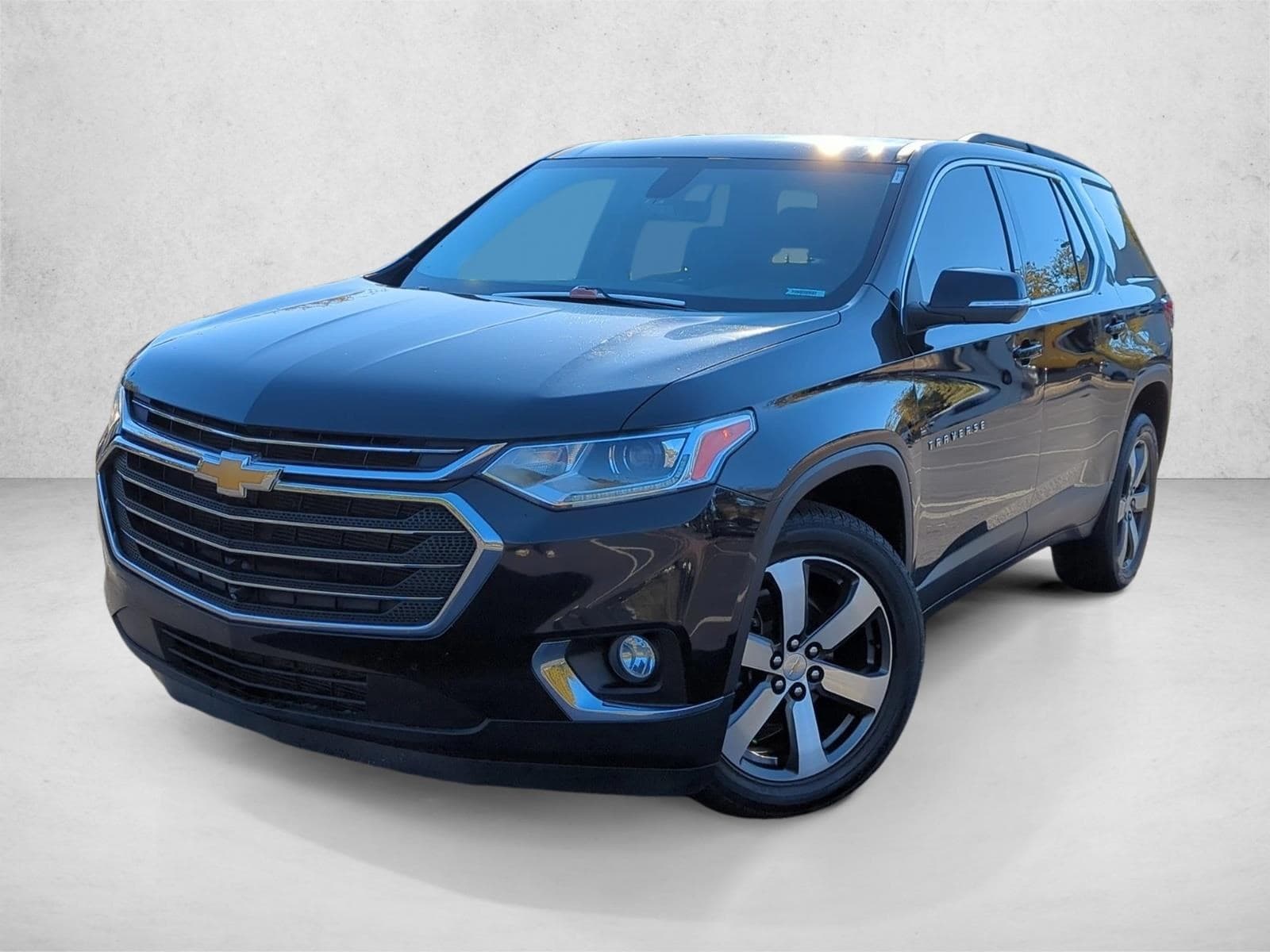 2021 Chevrolet Traverse LT Leather — photo 1 of 30
