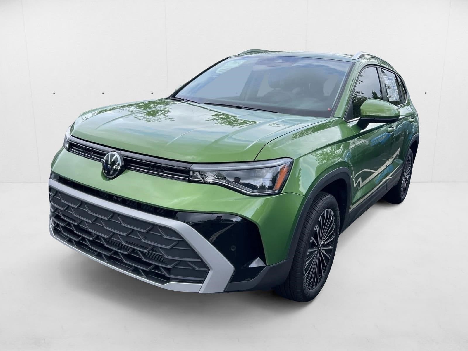 2025 Volkswagen Taos SE — photo 1 of 18