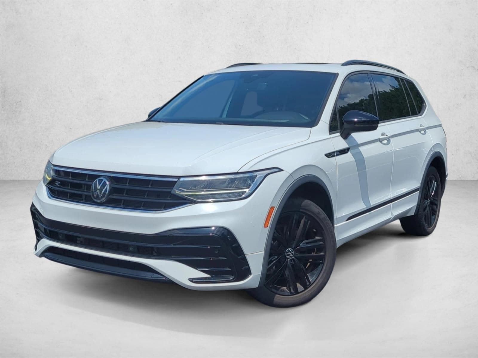2022 Volkswagen Tiguan SE R-Line Black — photo 1 of 30