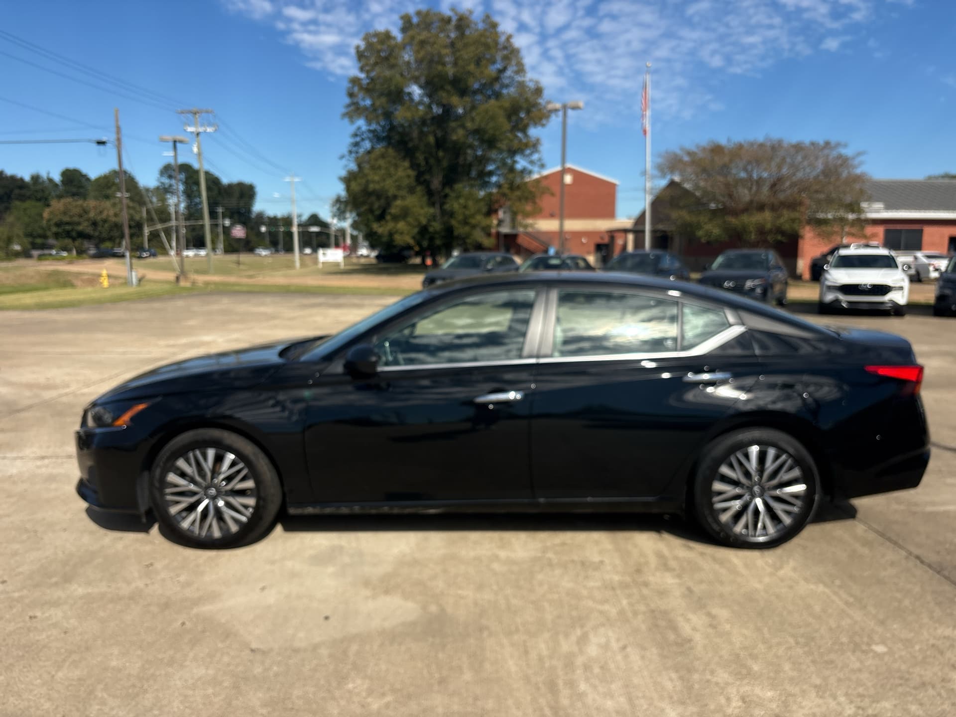 2025 Nissan Altima SV — photo 1 of 13