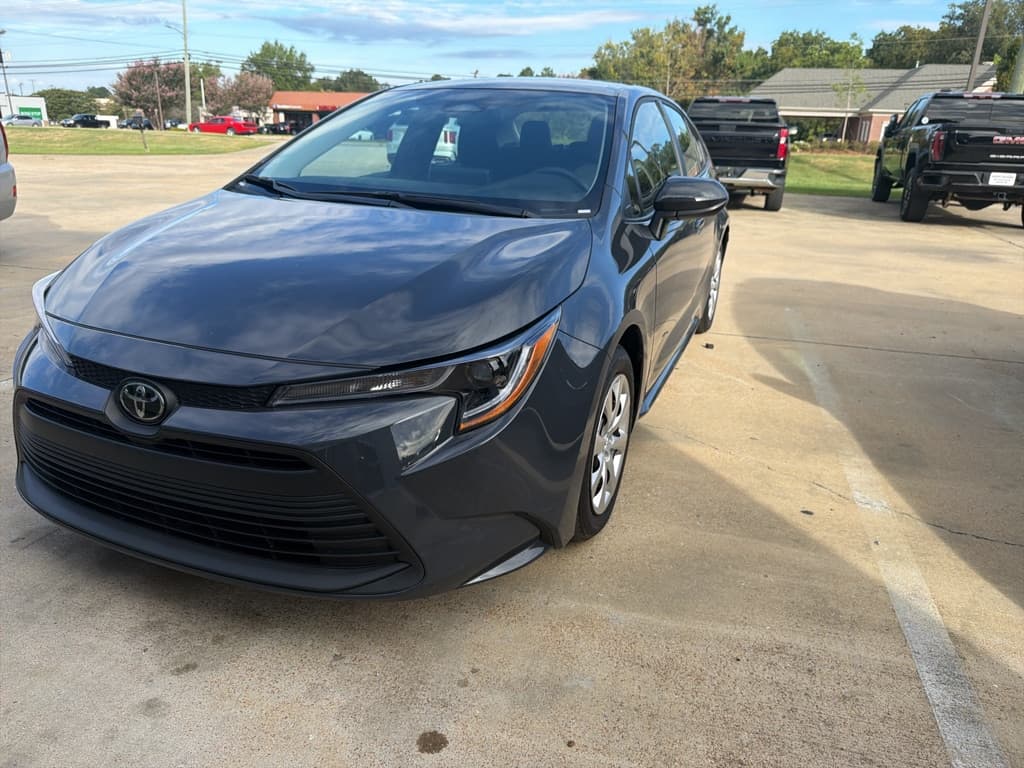 2025 Toyota Corolla LE — photo 1 of 10