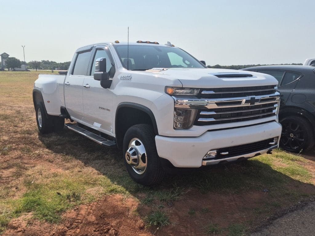 2022 Chevrolet Silverado 3500 HD High Country — photo 1 of 16