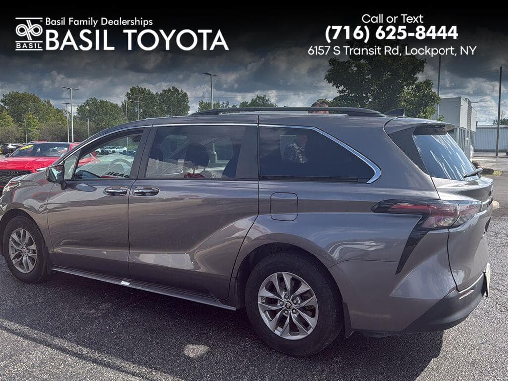 2024 Toyota Sienna XLE — photo 1 of 3