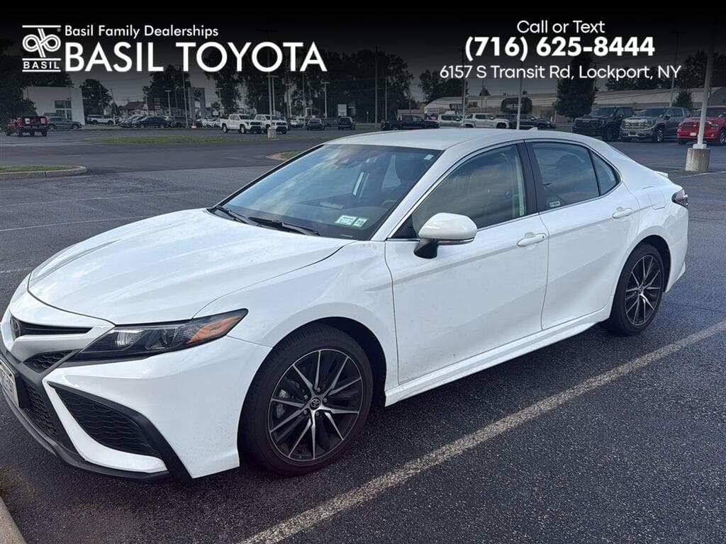 2024 Toyota Camry SE — photo 1 of 5