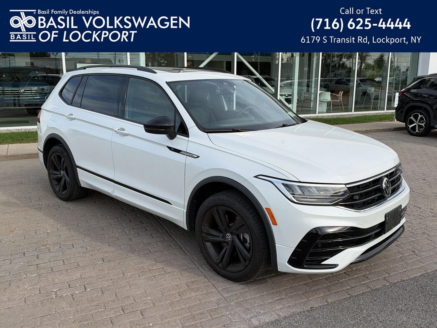2024 Volkswagen Tiguan SE R-Line Black — photo 1 of 11