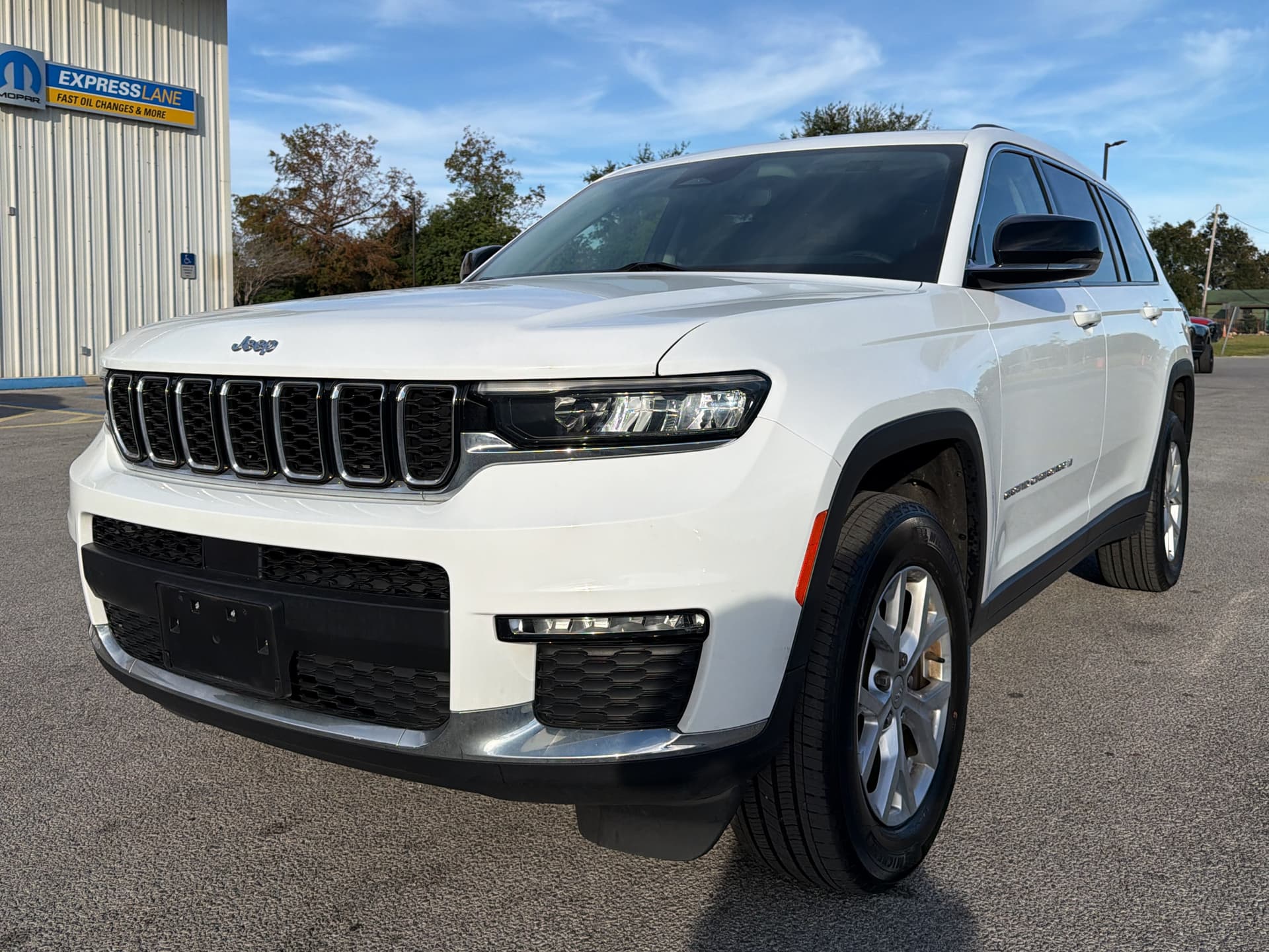 2023 Jeep Grand Cherokee L Limited — photo 1 of 2