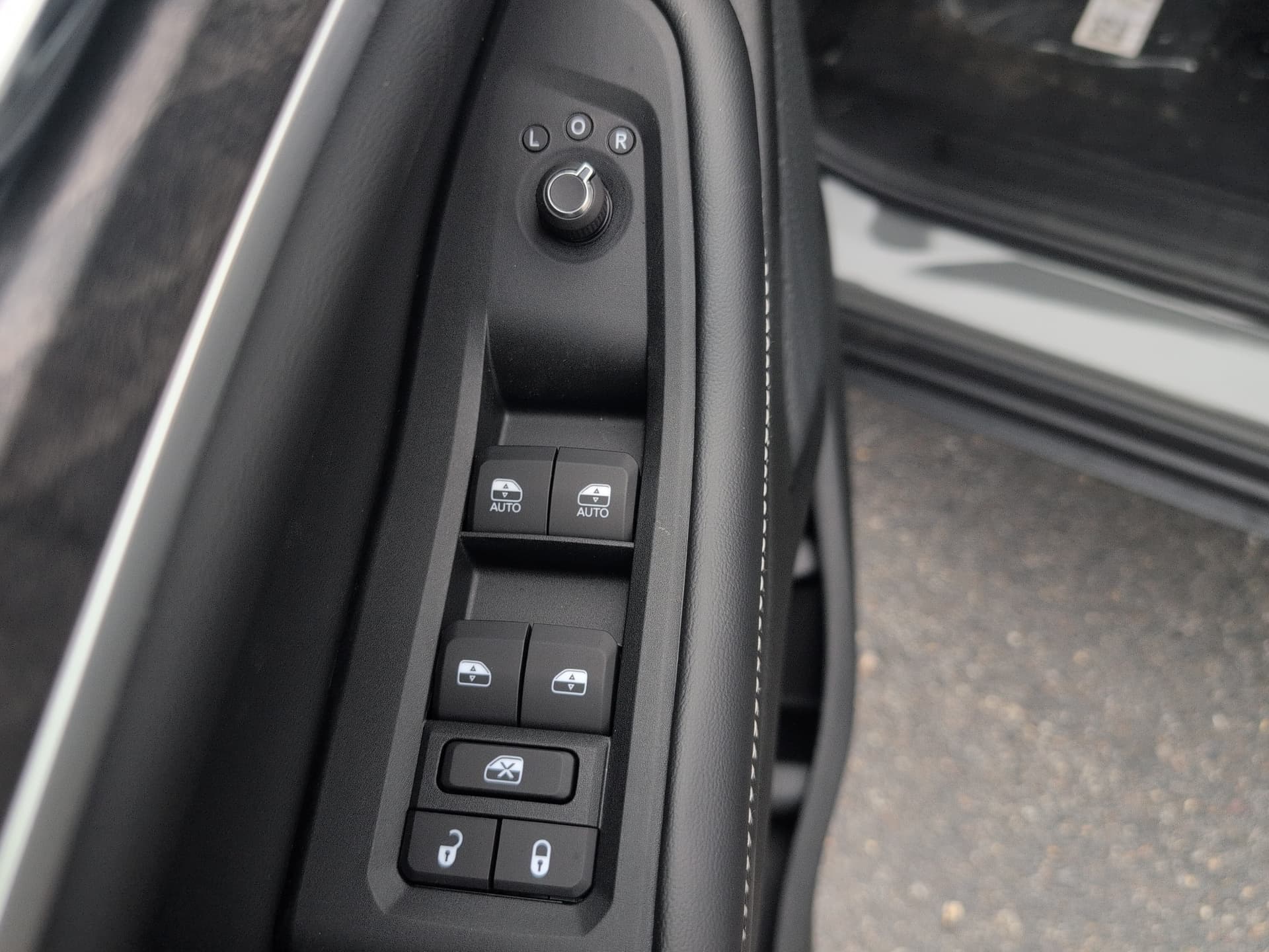 2027 Jeep Grand Cherokee Laredo — photo 1 of 44
