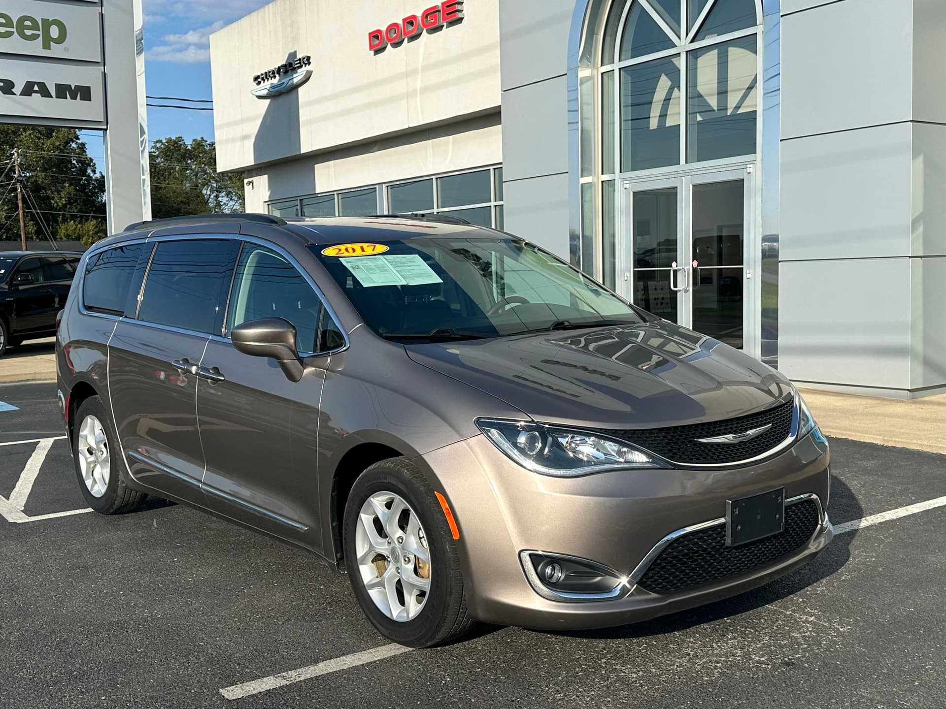 2017 Chrysler Pacifica Touring-L — photo 1 of 24