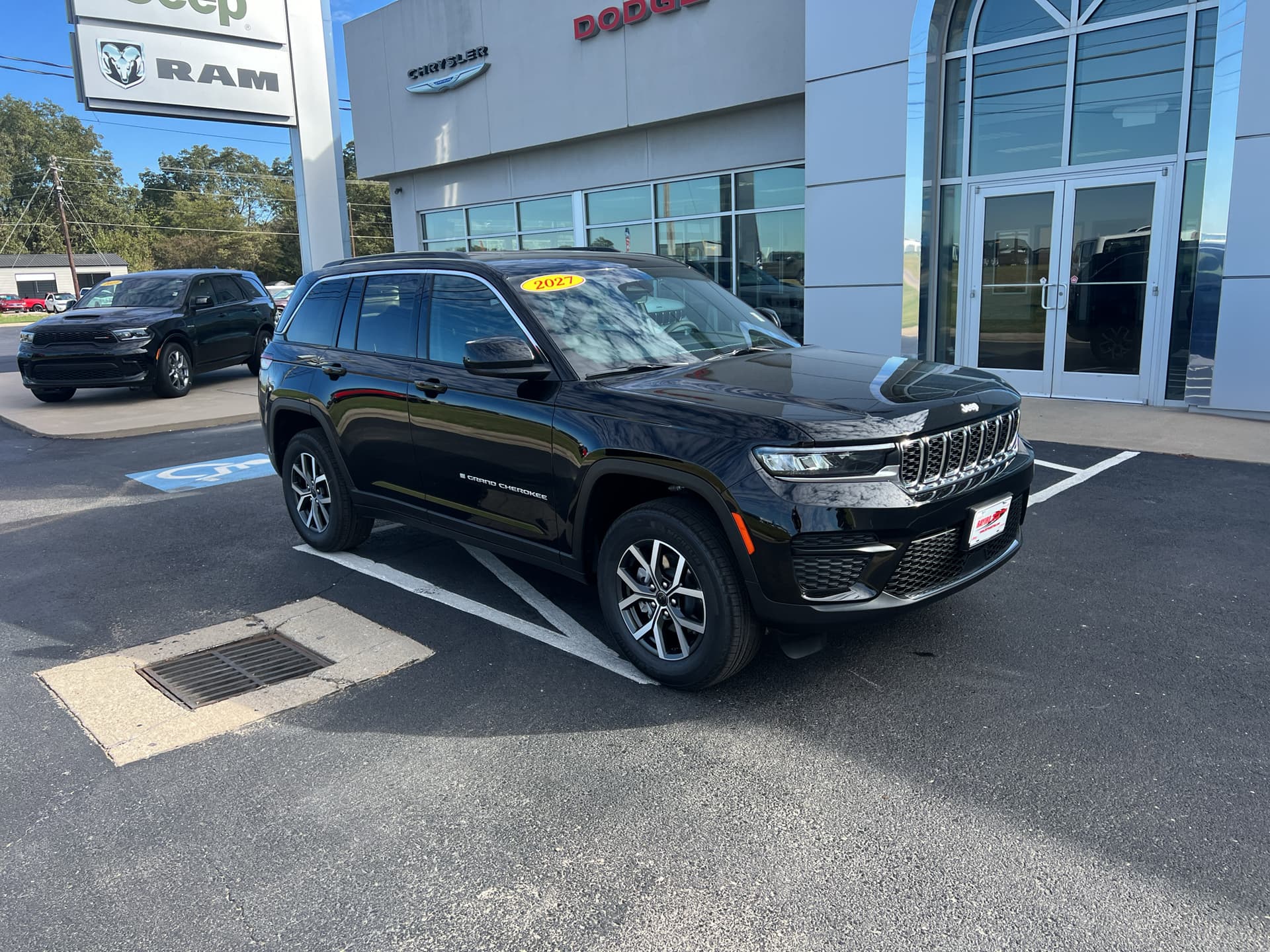 2027 Jeep Grand Cherokee Laredo — photo 1 of 45