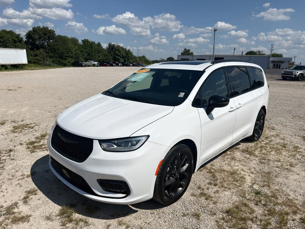 2025 Chrysler Pacifica Limited — photo 1 of 22