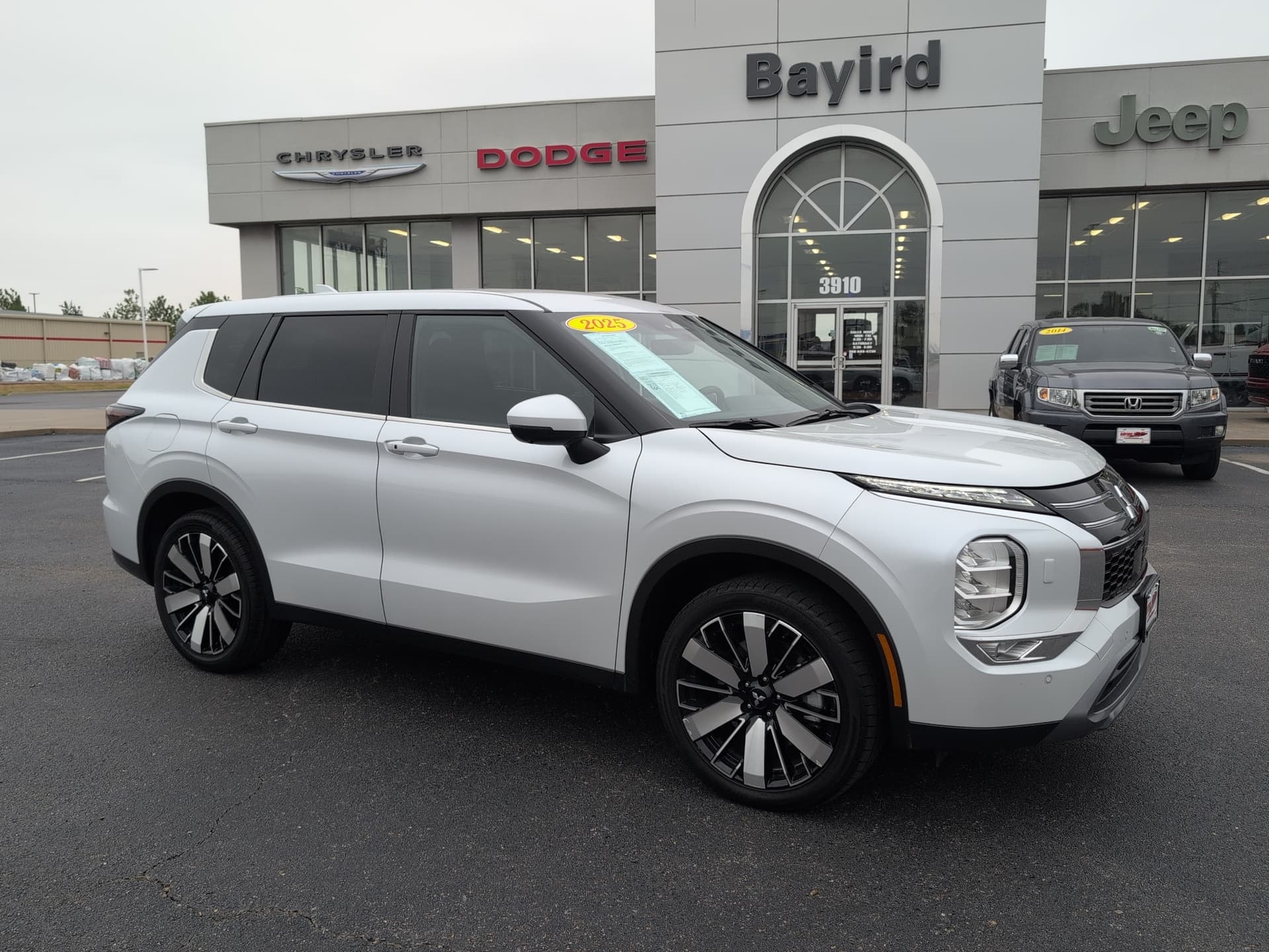 2025 Mitsubishi Outlander SE — photo 1 of 28