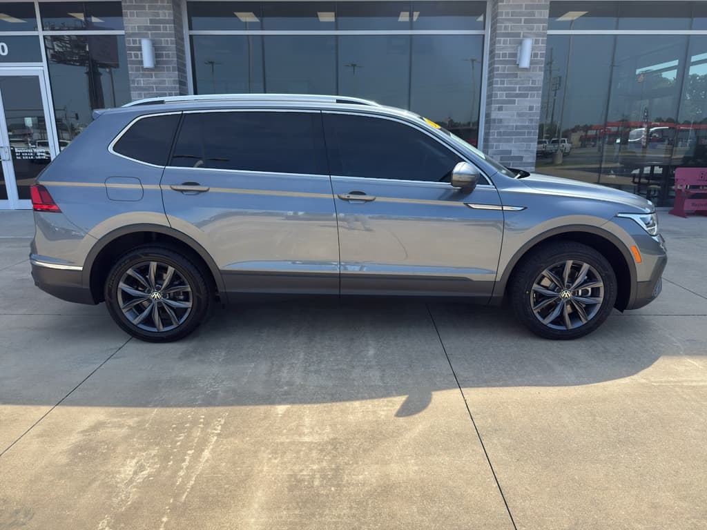 2023 Volkswagen Tiguan SE — photo 1 of 26