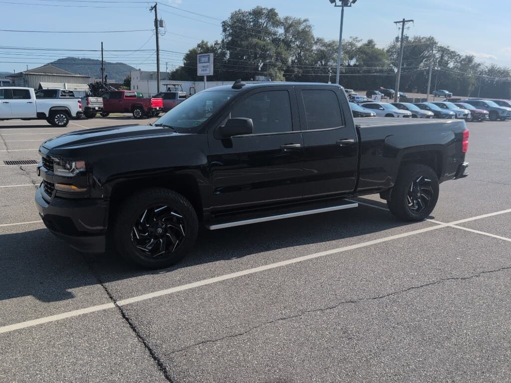 2018 Chevrolet Silverado Custom — photo 1 of 14