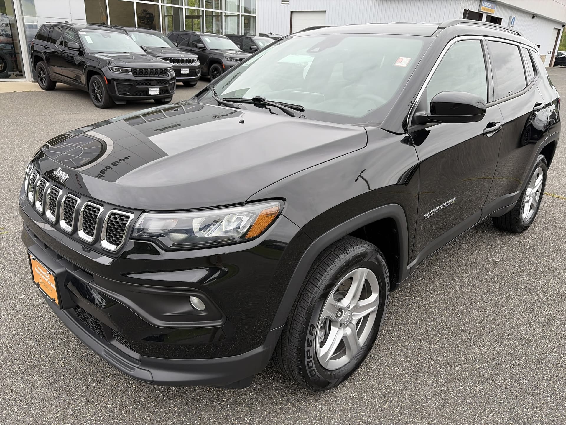 2023 Jeep Compass Latitude — photo 1 of 19