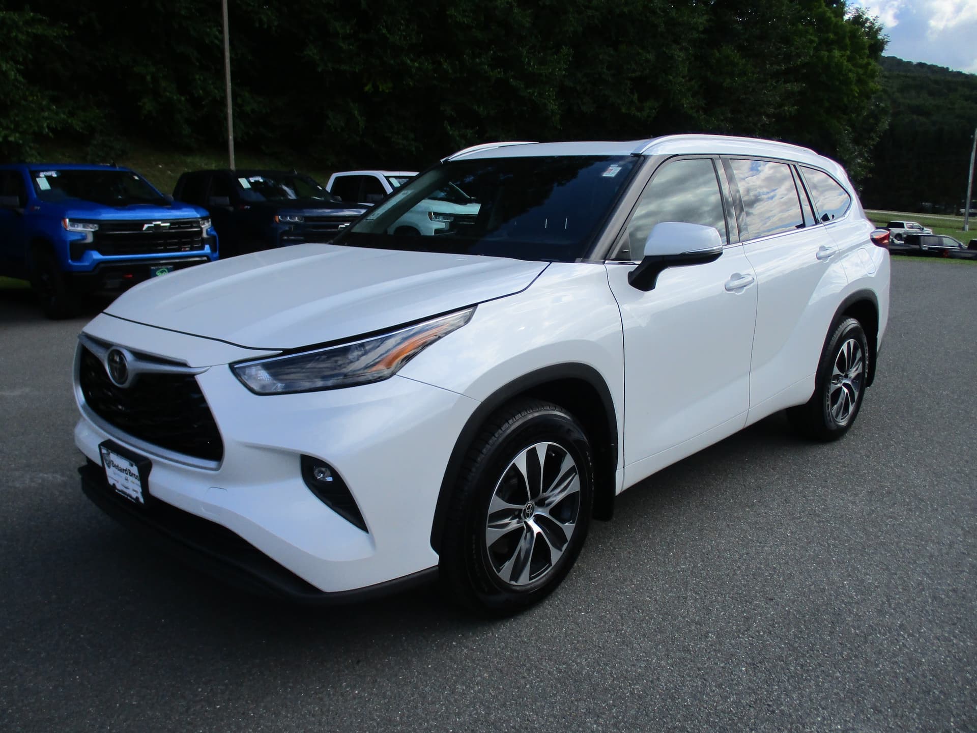 2022 Toyota Highlander XLE — photo 1 of 19