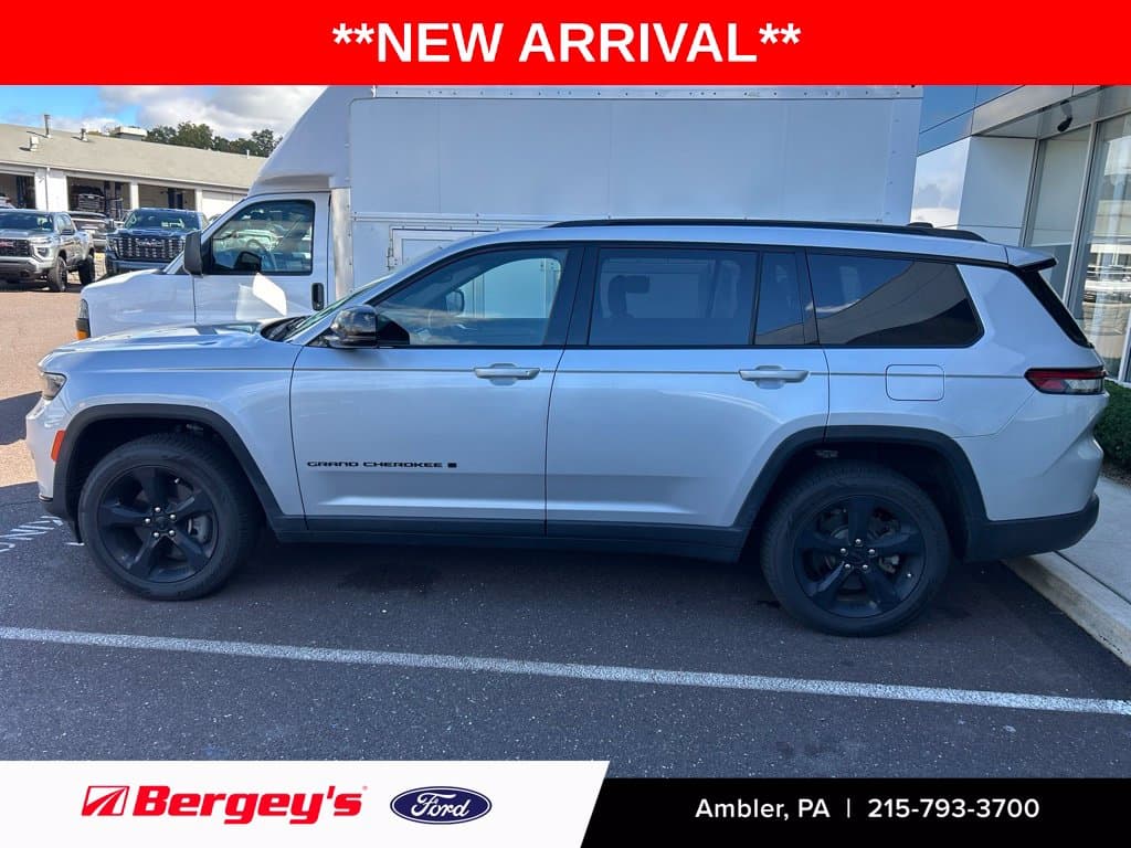 2023 Jeep Grand Cherokee L Altitude — photo 1 of 6