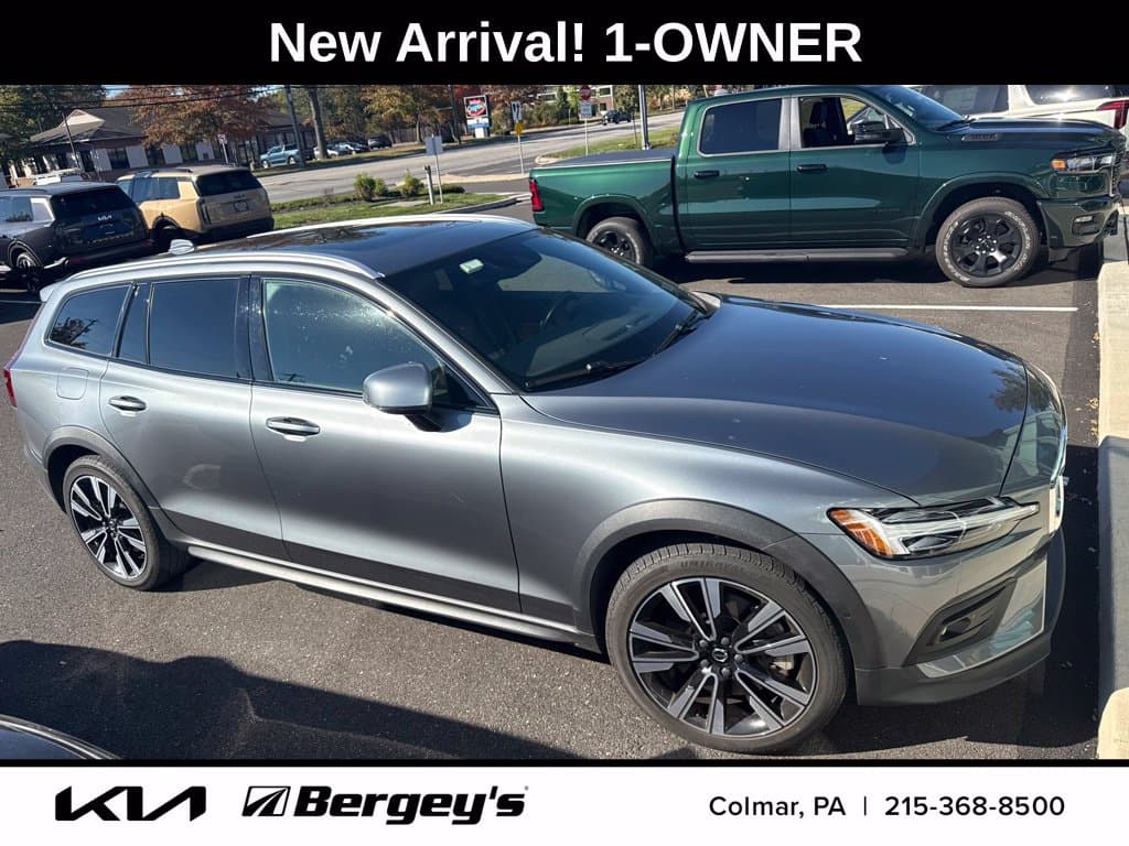 2021 Volvo V60 Cross Country Base — photo 1 of 18