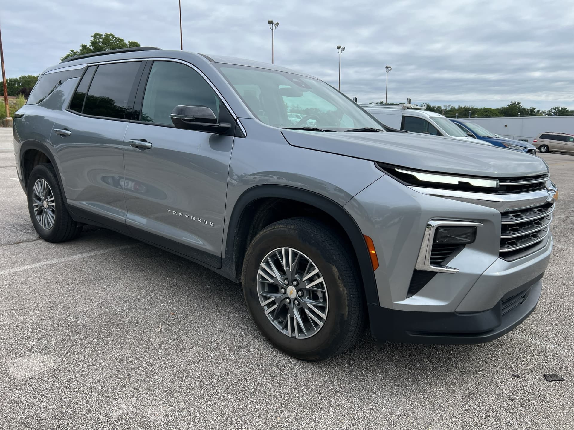 2025 Chevrolet Traverse FWD LT — photo 1 of 14