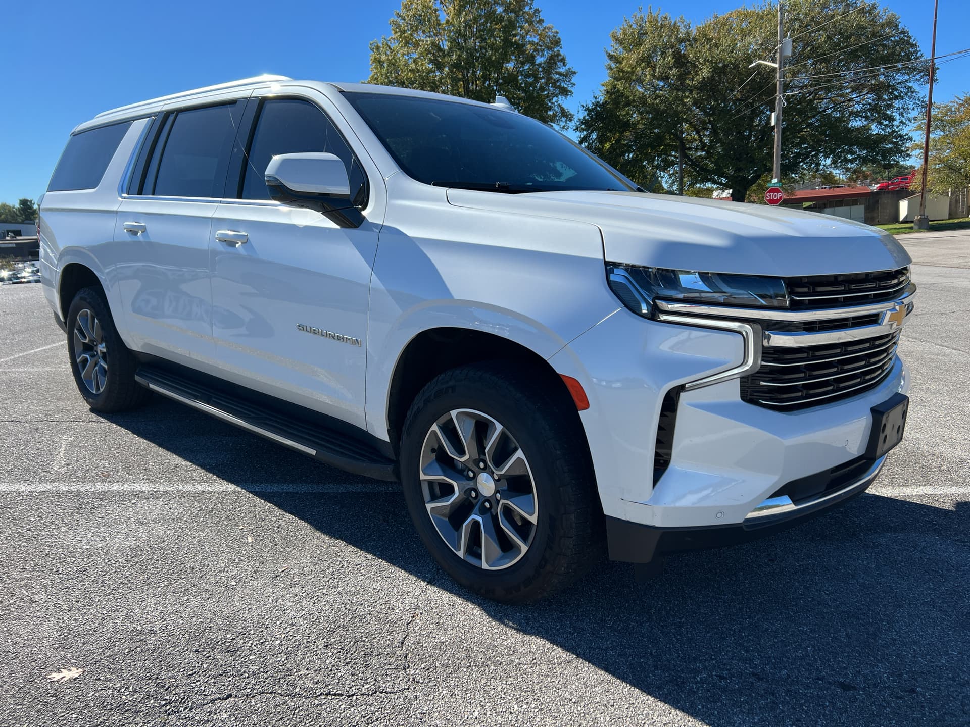 2023 Chevrolet Suburban LT — photo 1 of 14