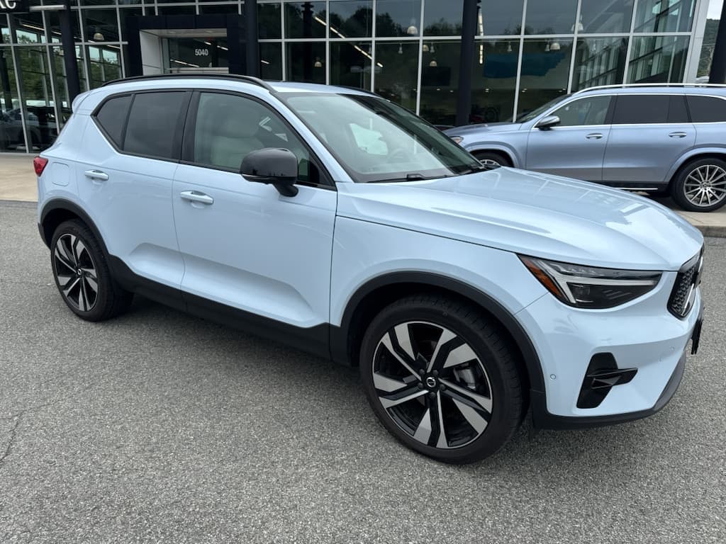 2025 Volvo XC40 Ultra Dark Theme — photo 1 of 16