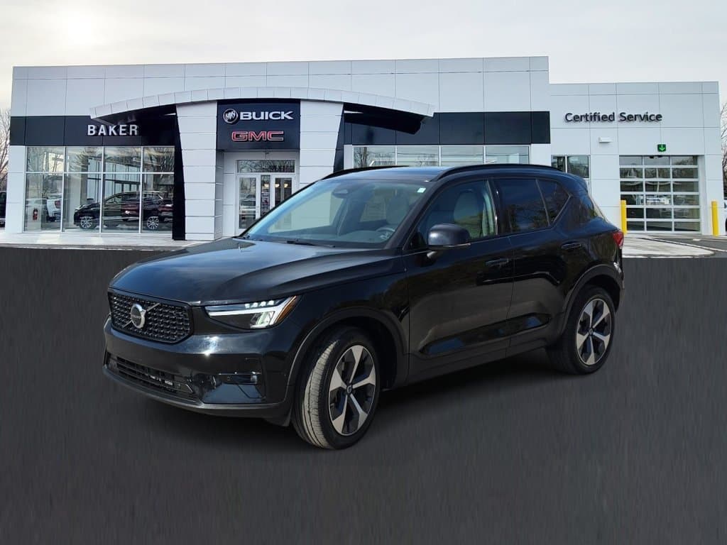 2023 Volvo XC40 Base — photo 1 of 37