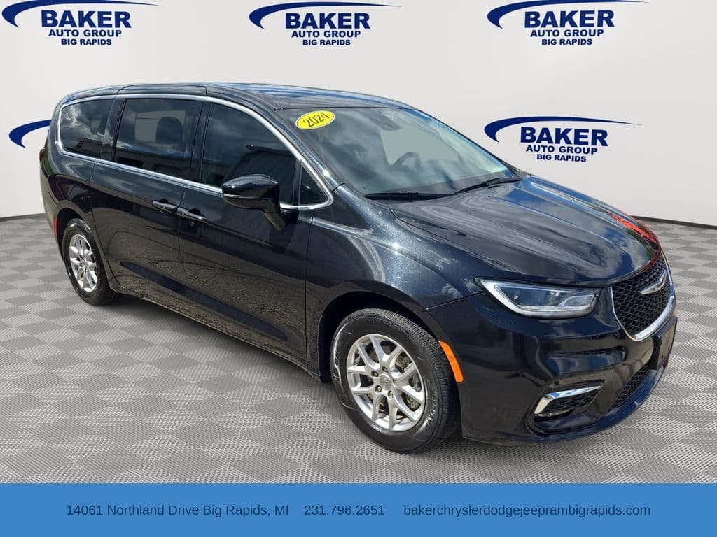 2024 Chrysler Pacifica Touring L — photo 1 of 38