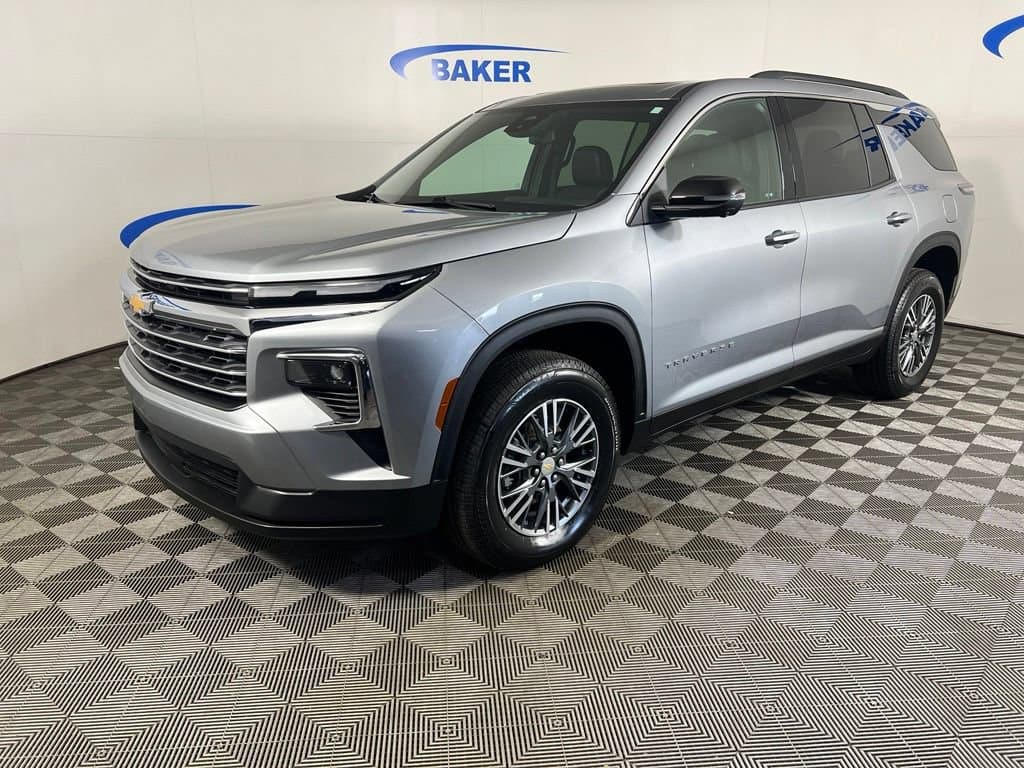 2024 Chevrolet Traverse LT — photo 1 of 32