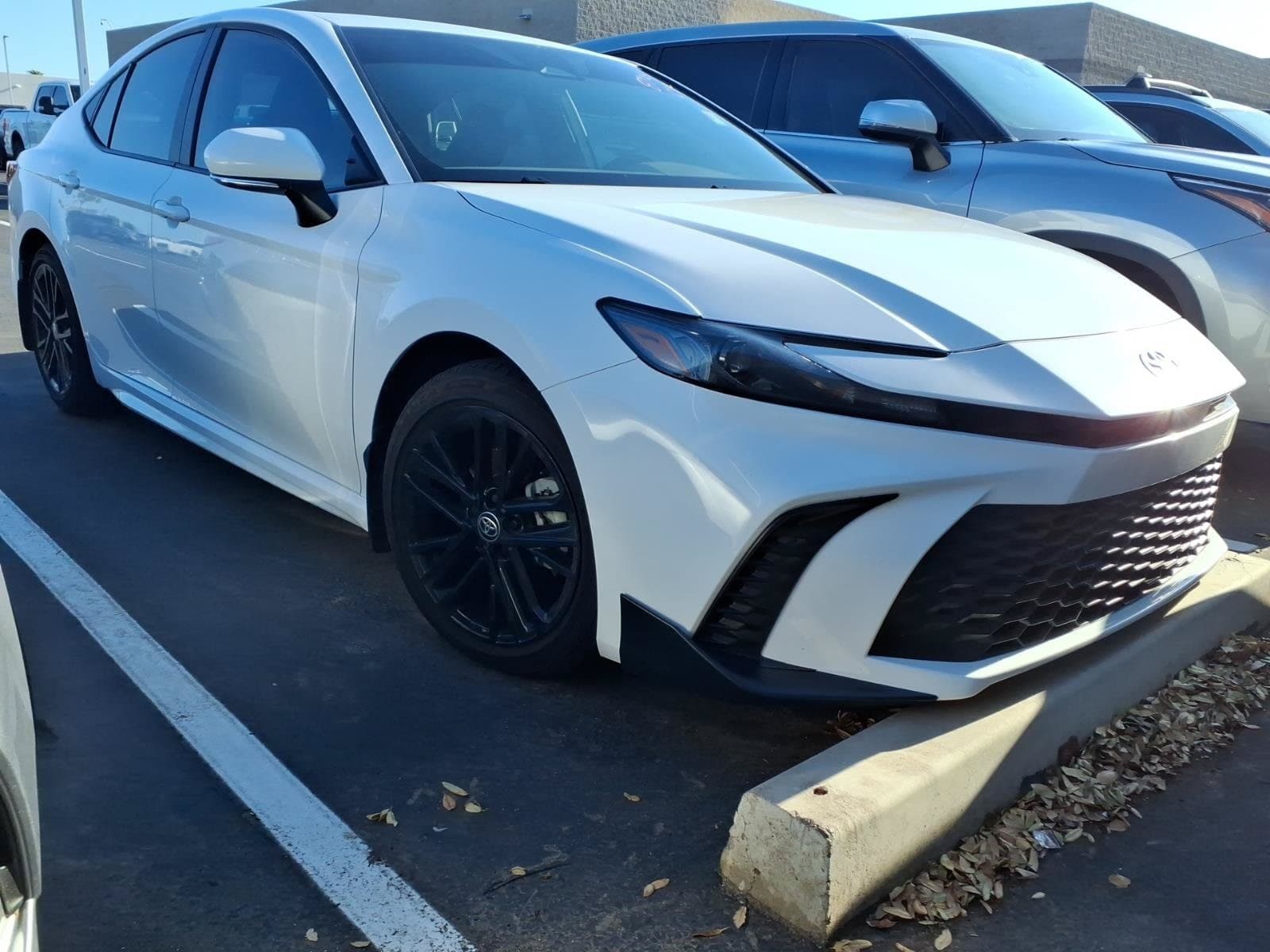 2025 Toyota Camry SE — photo 1 of 3