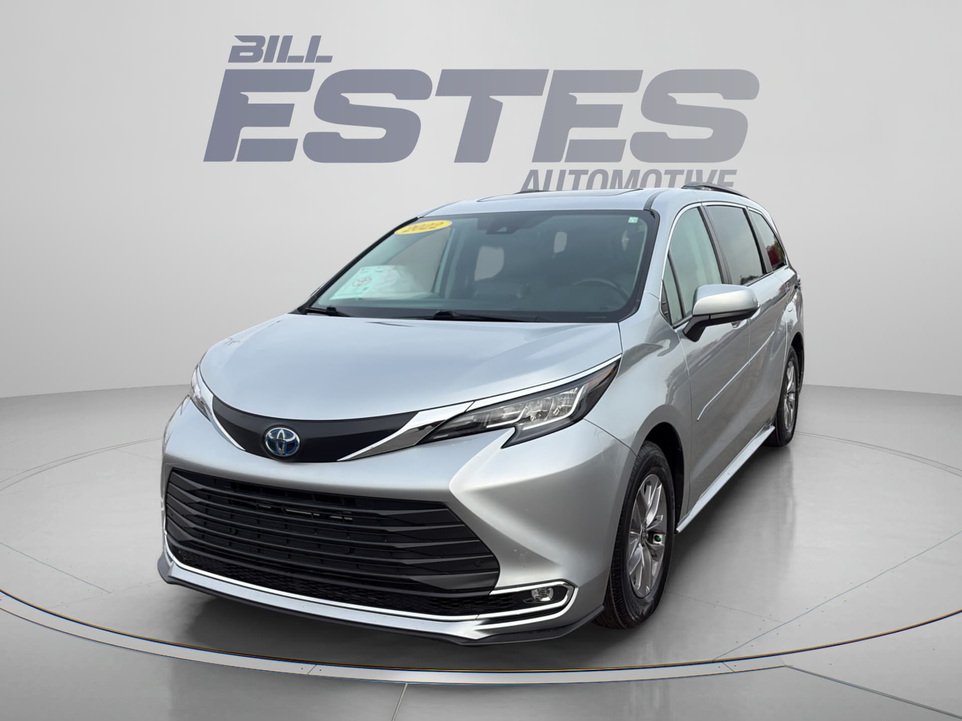 2022 Toyota Sienna XLE — photo 1 of 42