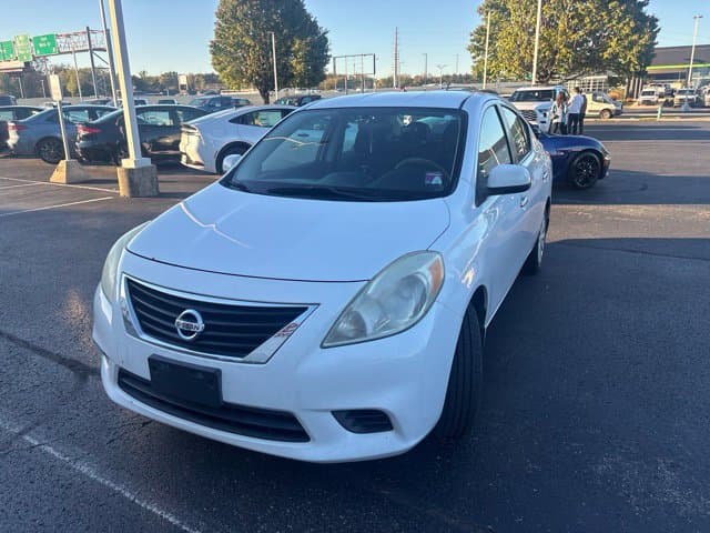 2012 Nissan Versa SV — photo 1 of 4