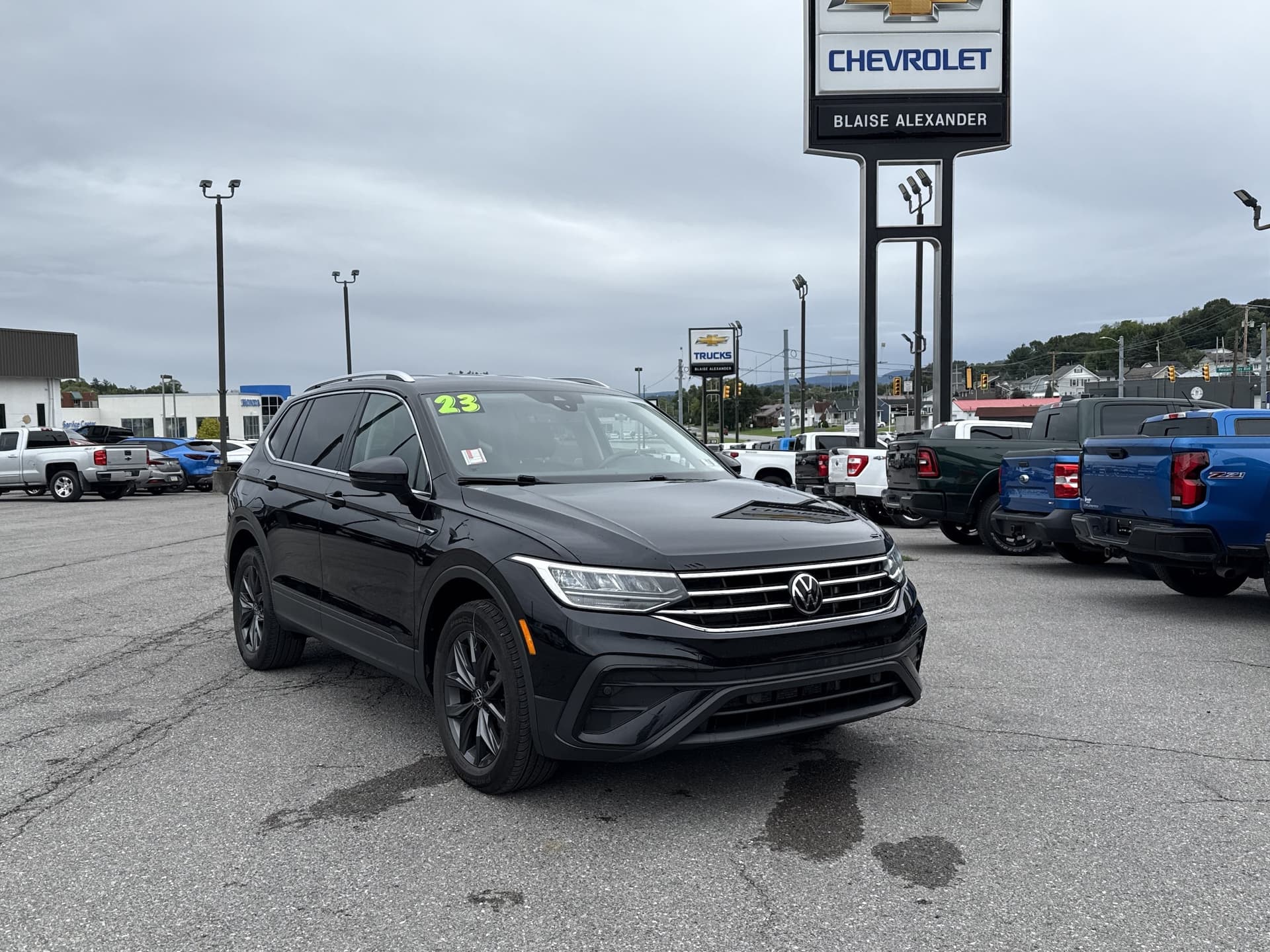 2023 Volkswagen Tiguan SE — photo 1 of 24