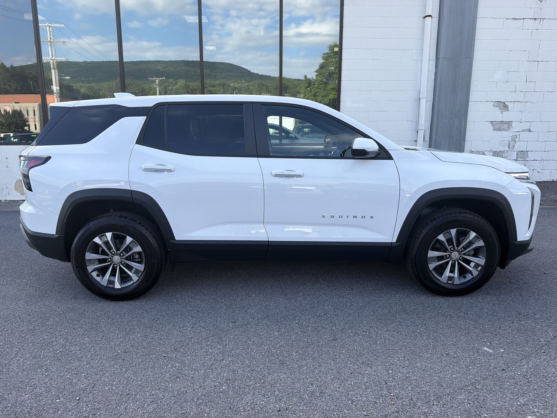 2027 Chevrolet Equinox LT — photo 1 of 10