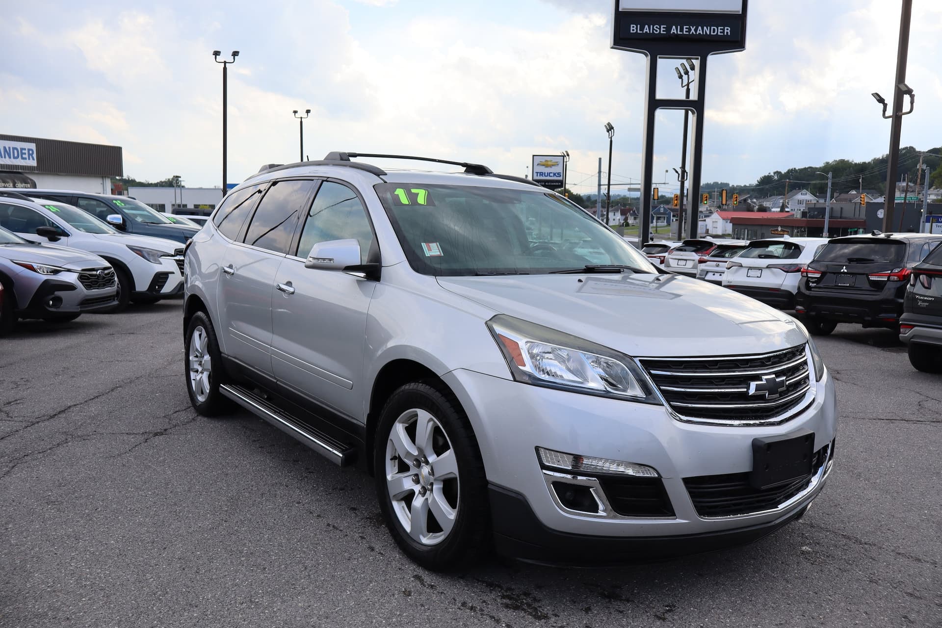 2017 Chevrolet Traverse LT — photo 1 of 17