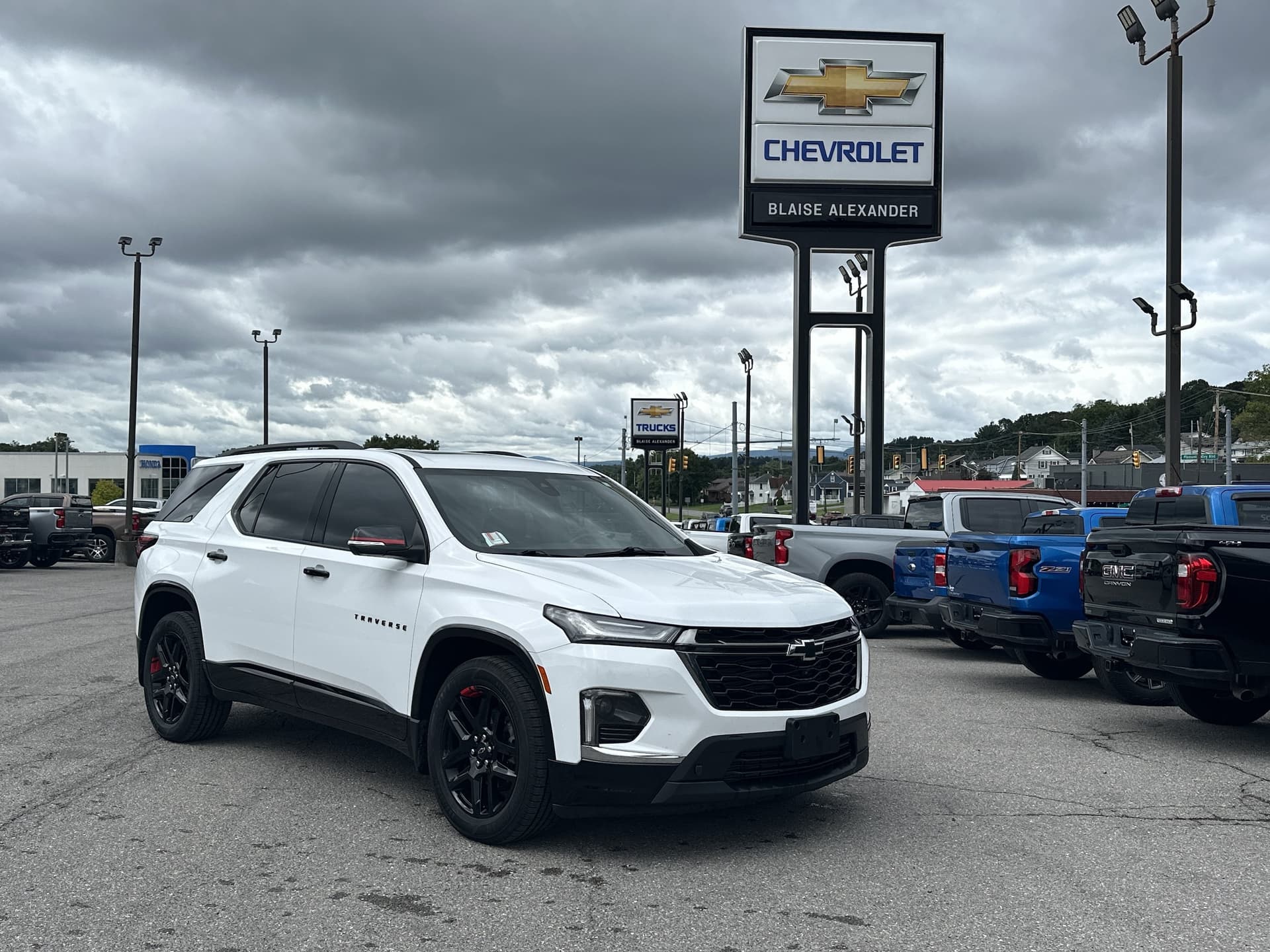 2023 Chevrolet Traverse Premier — photo 1 of 23