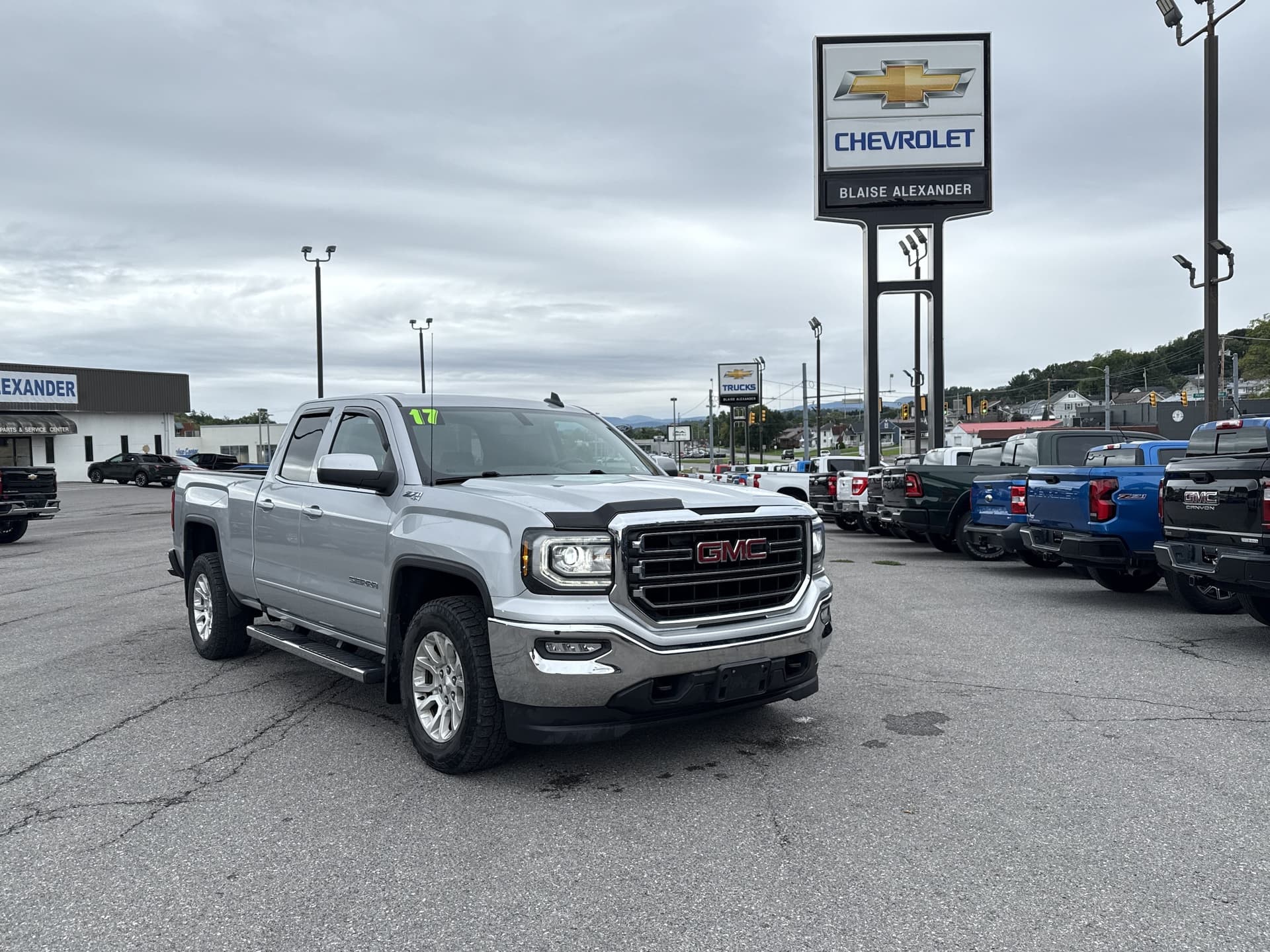 2017 GMC Sierra 1500 SLE — photo 1 of 29