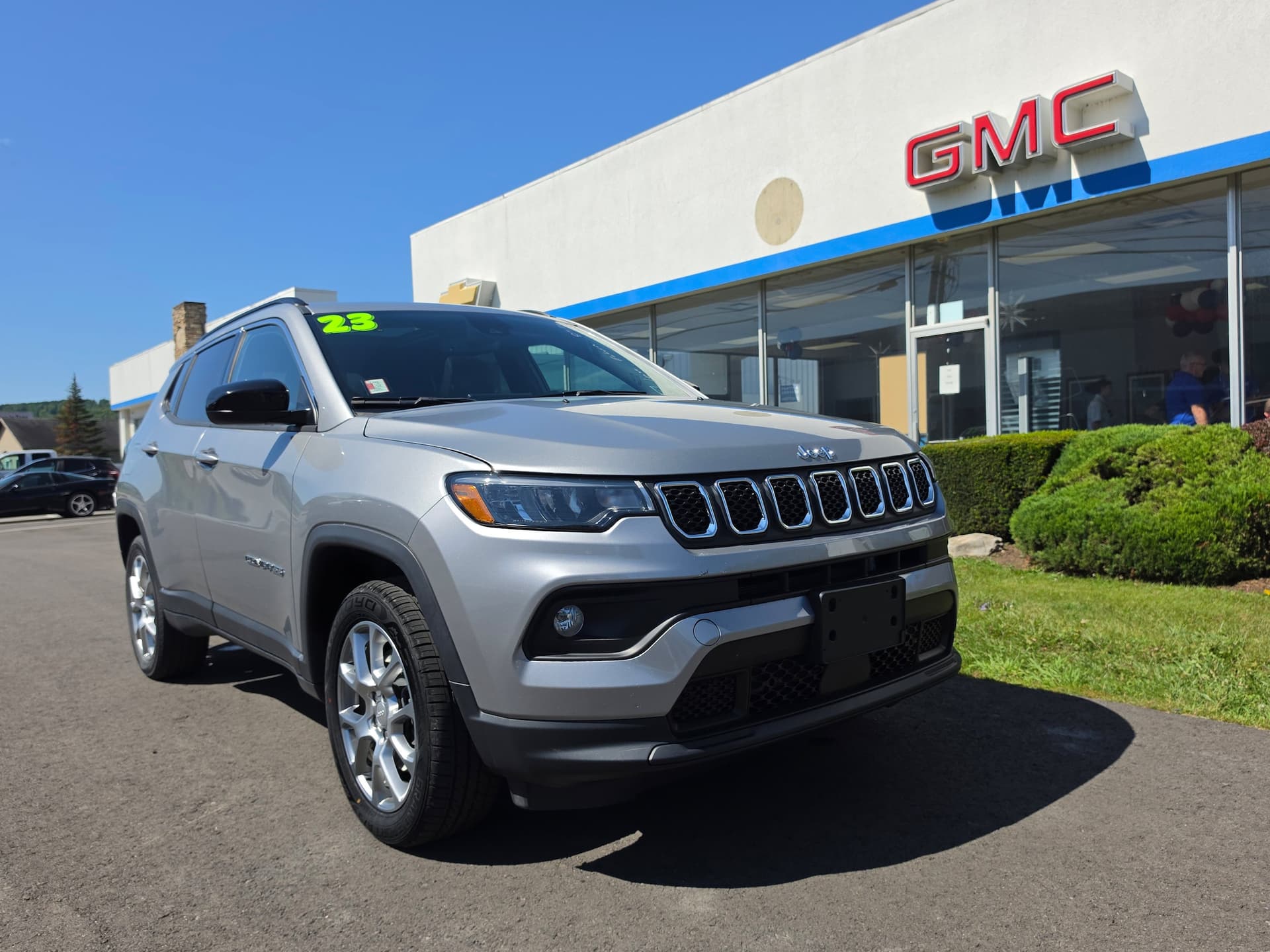2023 Jeep Compass Latitude Lux — photo 1 of 40