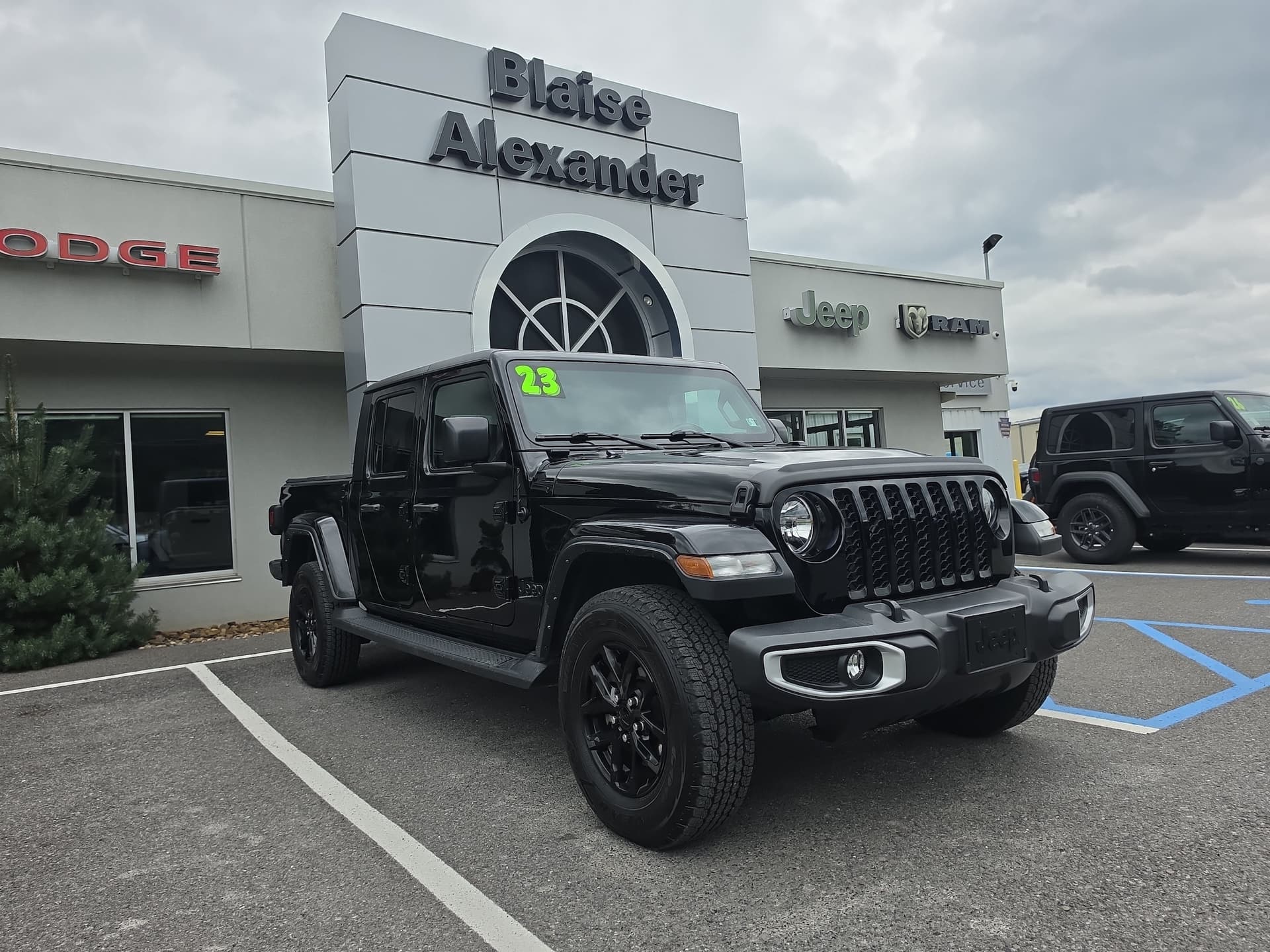 2023 Jeep Gladiator Sport — photo 1 of 34