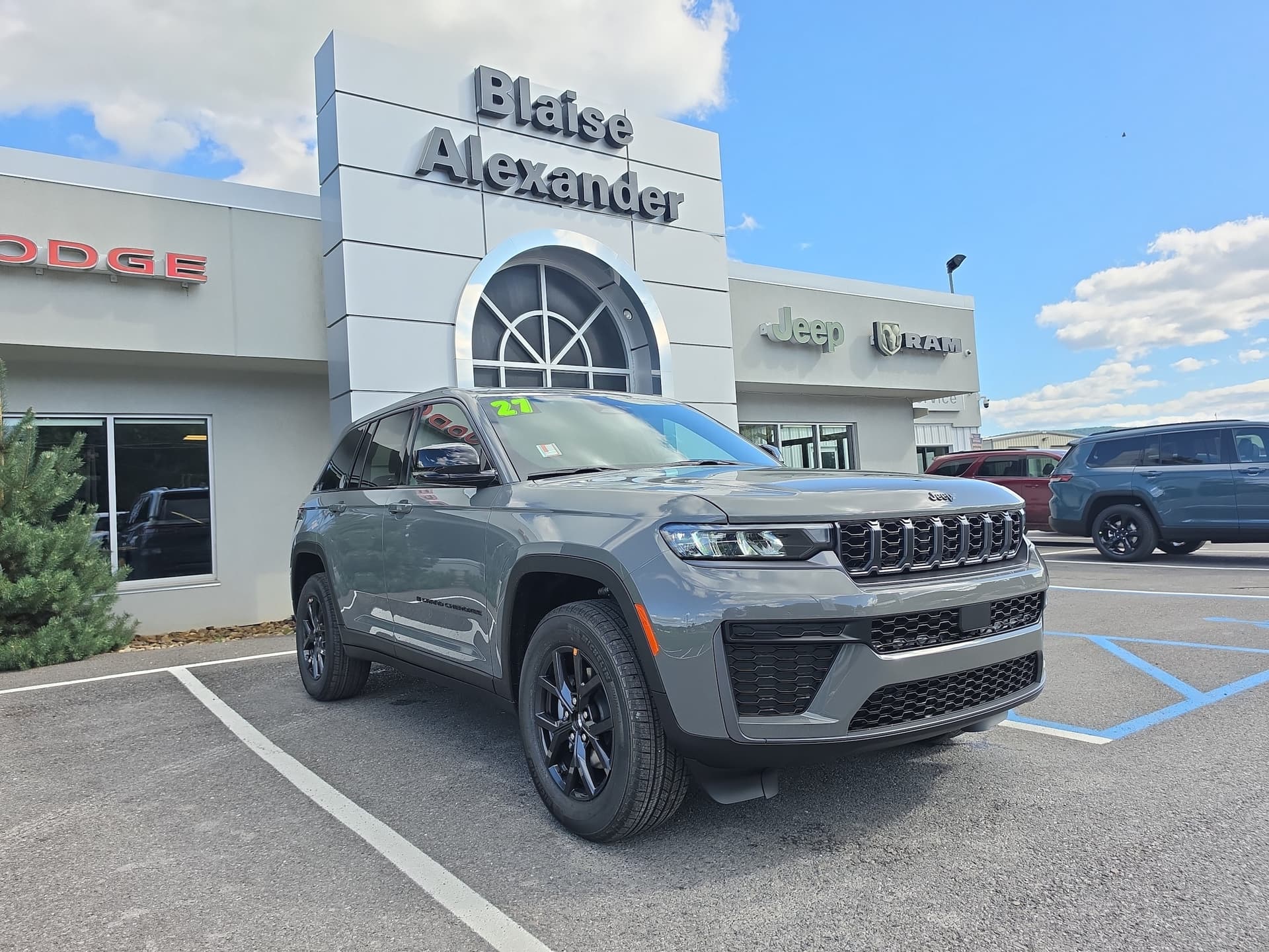 2027 Jeep Grand Cherokee Laredo Altitude — photo 1 of 47